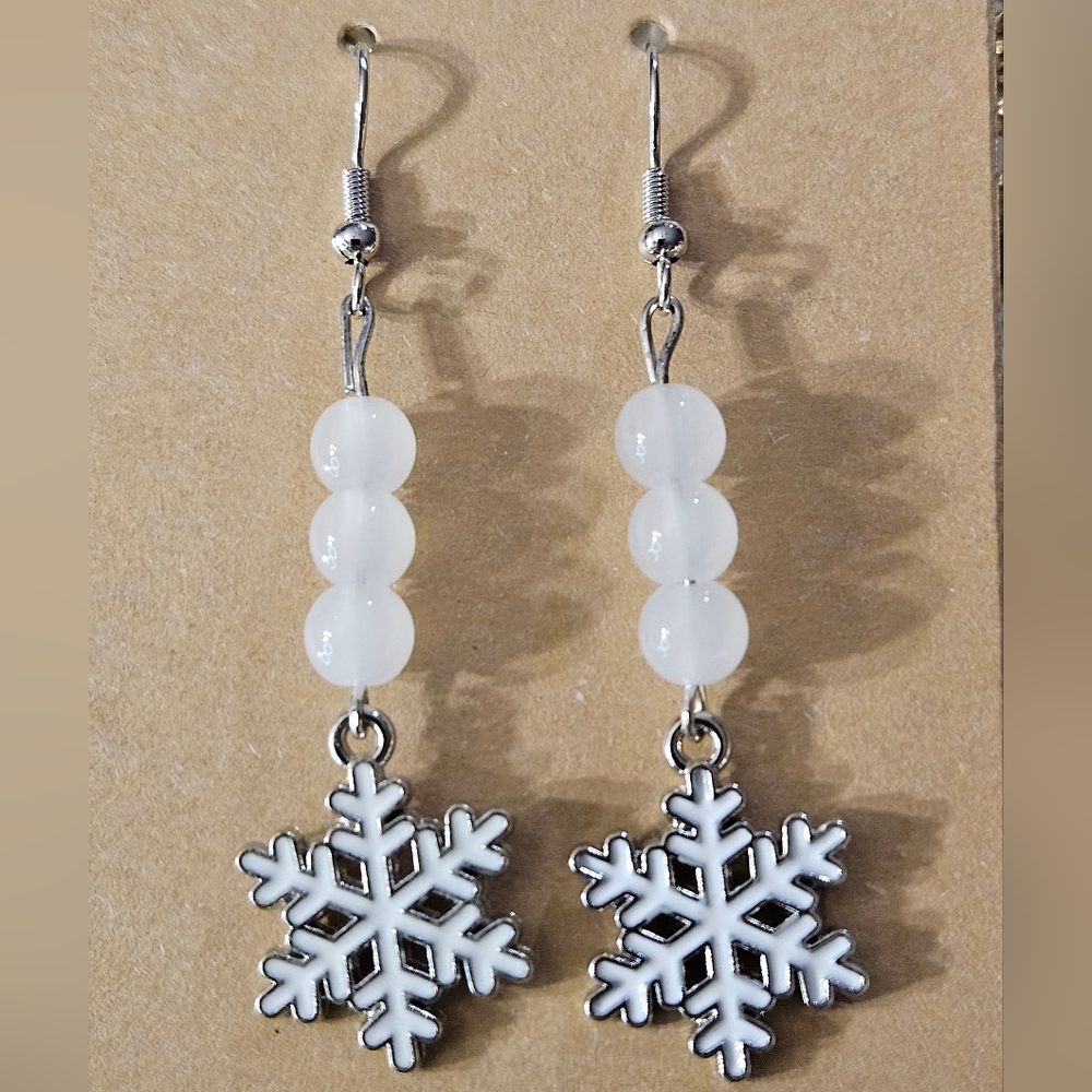 Elegant Snowflake Dangle Earrings in White and Silver - Picture 4 of 4